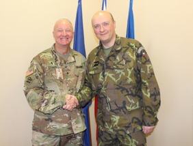 Brigádní generál Kenneth E. Brandt a hlavní kaplan AČR plukovník gšt. Jaroslav Knichal.