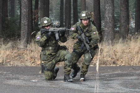 Jinecké nováčky zocelil dvoutýdenní doškolovací výcvik v brdských lesích
