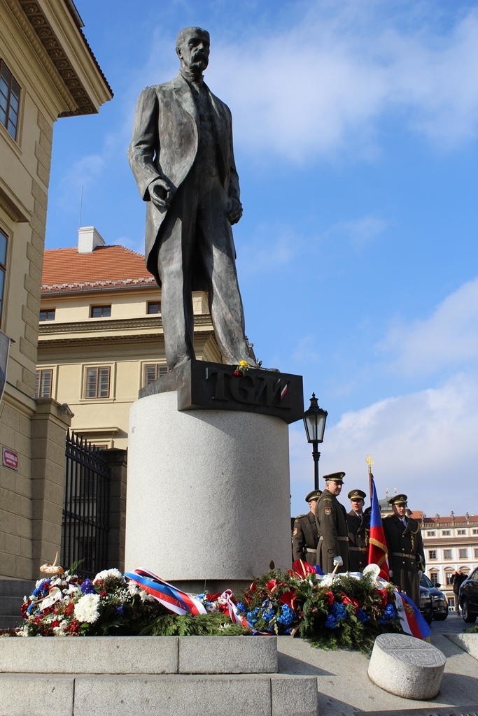 Pietní akt se uskutečnil u sochy T. G. Masaryka na Hradčanském náměstí
