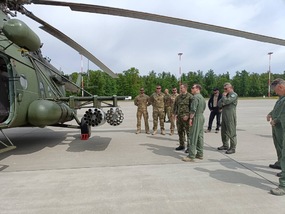 Generál Řehka navštívil vrtulníkovou jednotku Heli Unit v Polsku 