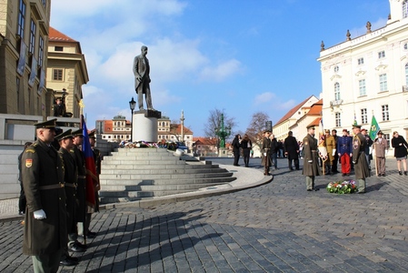 Pietní akt se uskutečnil u sochy T. G. Masaryka na Hradčanském náměstí