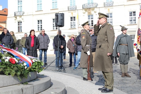 Armádní generál Josef Bečvář u sochy T. G. Masaryka na Hradčanském náměstí