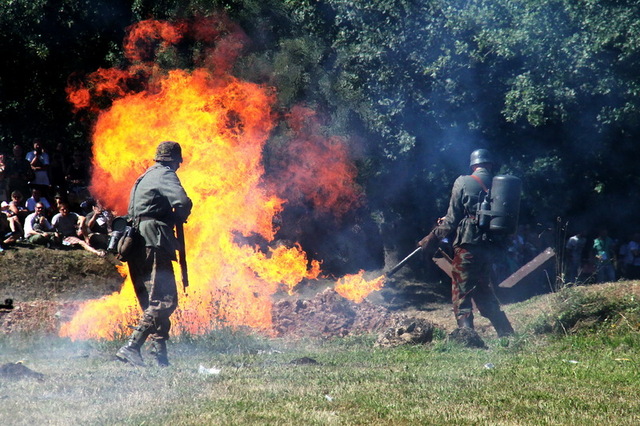 Historical combat attack demonstration (1)