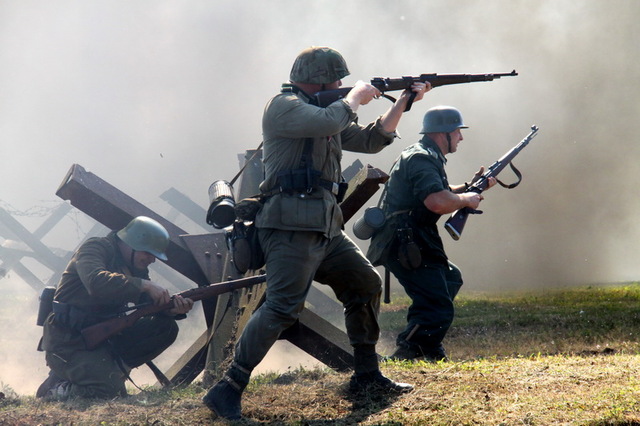 Historical combat attack demonstration (3)