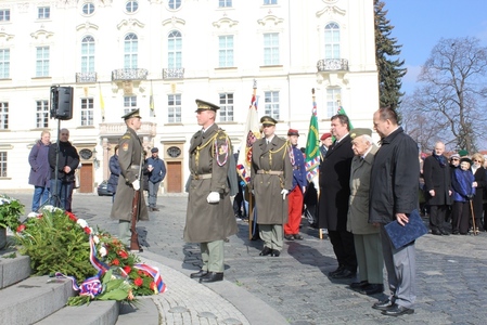 Předseda ČsOL Pavel Budinský v doprovodu svých kolegů během pietního aktu