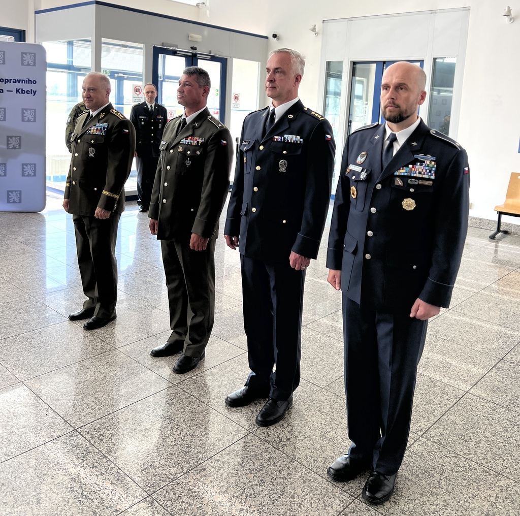Pomáhali hasit požár v Českém Švýcarsku, letěli pro Čechy uvízlé na Blízkém východě. Příslušníky kbelské základny ocenil generálporučík Václav Vlček