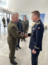 Pomáhali hasit požár v Českém Švýcarsku, letěli pro Čechy uvízlé na Blízkém východě. Příslušníky kbelské základny ocenil generálporučík Václav Vlček