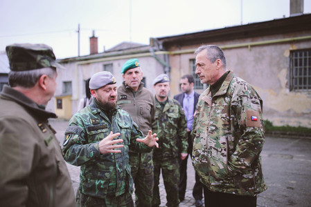 Ministr obrany navštívil logistiky a spojaře v Lipníku