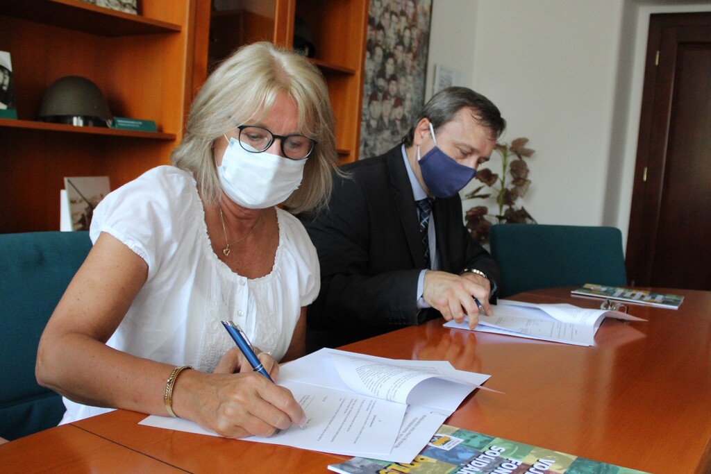 Zástupkyně Charity ČR Elena Salovaara a ředitel Volarezy Milan Lauber při podpisu smlouvy