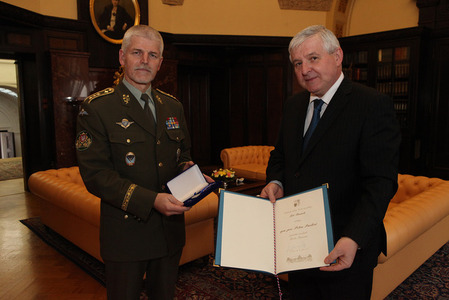 Premiér ocenil náčelníka Generálního štábu