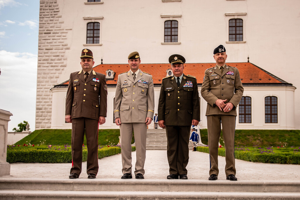 V Bratislavě se uskutečnilo jednání náčelníků generálních štábů armád V4
 
