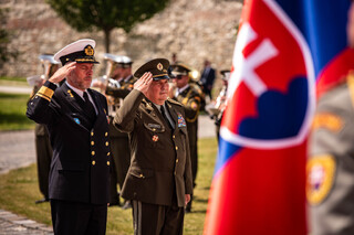  Náčelník Generálního štábu Ozbrojených sil Slovenska generál Daniel Zmeko a předseda Vojenského výboru NATO admirál Rob Bauer