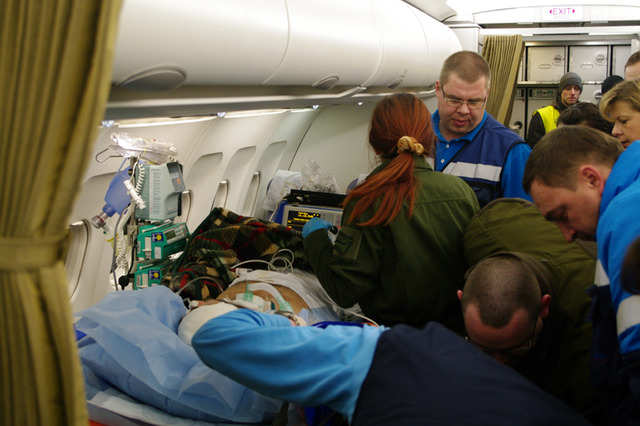Předání pacienta na palubě letounu Airbus