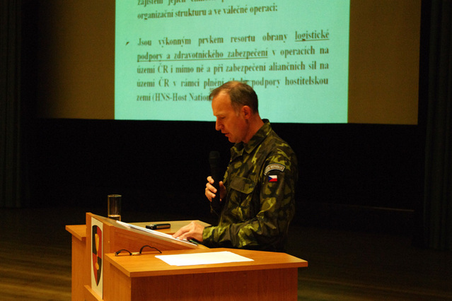 Brigádní generál Jaroslav Kocián při úvodním brífinku