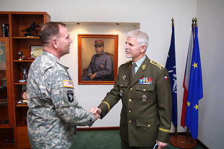Velitel aliančního Velitelství pozemních sil jednal v ČR