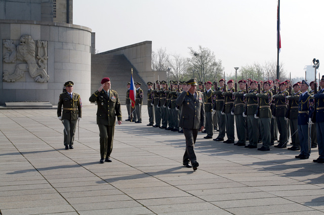 Z ceremoniálu u příležitosti návštěvy náčelníka Generálního štábu Ozbrojených sil Srbské republiky generála Ljubiši Dikoviče v ČR, který se uskutečnil na Vítkově (1)