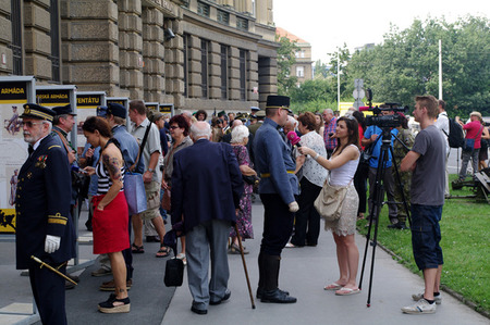 Před budovou velení armády je k vidění výstava Od atentátu k válce