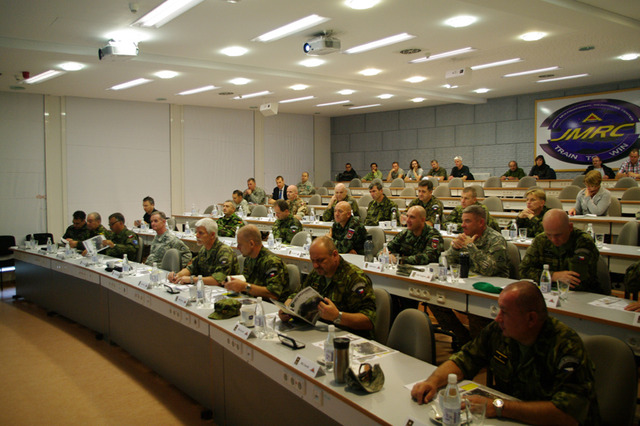 briefing pro účastníky ukázkového dne před odjezdem do prostoru činnosti jednotek na  cvičení Saber Junction 2014