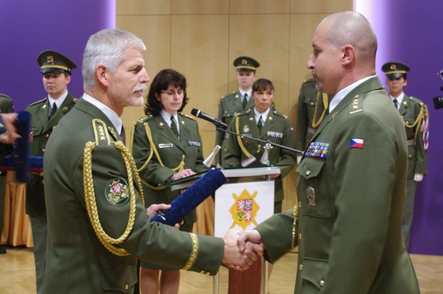 generál Pavel předává dekret novým plukovníkům
