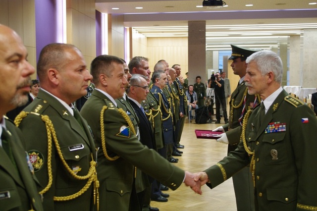 generál Pavel předává Čestné odznaky AČR Za zásluhy