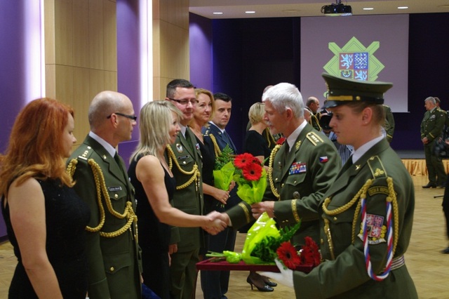 Dík patří i partnerkám nově jmenovaných plukovníků z podporu jejich partnerům