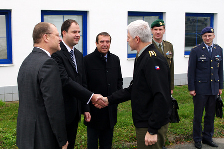 Generál Pavel se zdraví s Viktorem Sotonou ze společnosti ERA