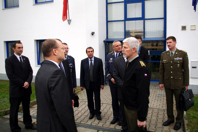 Generál Pavel při rozhovoru s Michalem Honem před odjezdem z areálu ERA v Pardubicích 