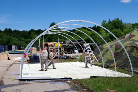 Na Lešti vojáci staví polní sklady a jiná logistická zařízení