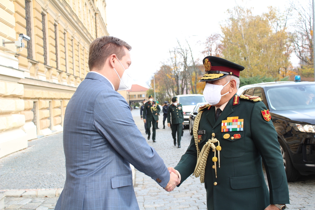 Náměstek ministra obrany Jan Havránek vítá indického generála Bipina Rawata