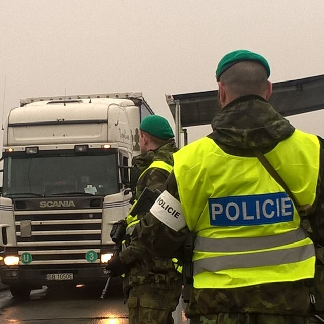 vojáci při cvičení posilovali kontroly Policie ČR v rámci společného cvičení na státní hranici s Polskem