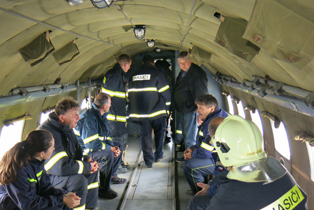 Instruktáž v interiéru letounu Il-14