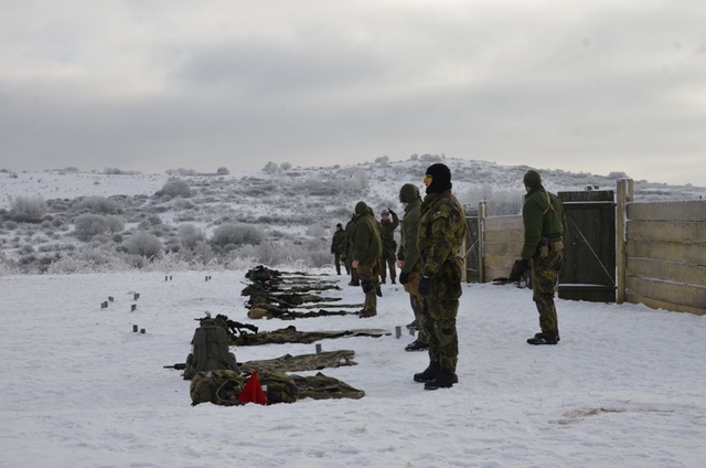 Instruktoři střelecké přípravy ve výchozím postavení