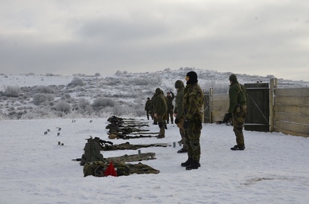 Instruktoři střelecké přípravy ve výchozím postavení
