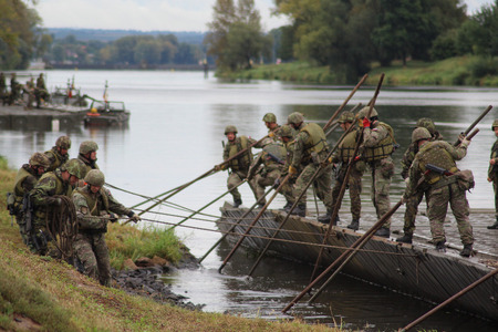 Ženisté tří států NATO nacvičují násilný přechod vodní překážky v Litoměřicích