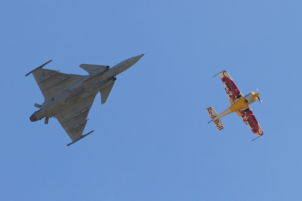 JAS-39 Gripen a akrobatický speciál EXTRA 300. 
