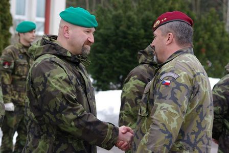 Příslušníci jednotky EOD obdrželi Odznak za bojový kontakt