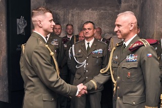 Jeden ze dvou absolventů z řad důstojnického sboru