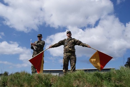 Jednou z disciplín byla i komunikace pomocí praporků
