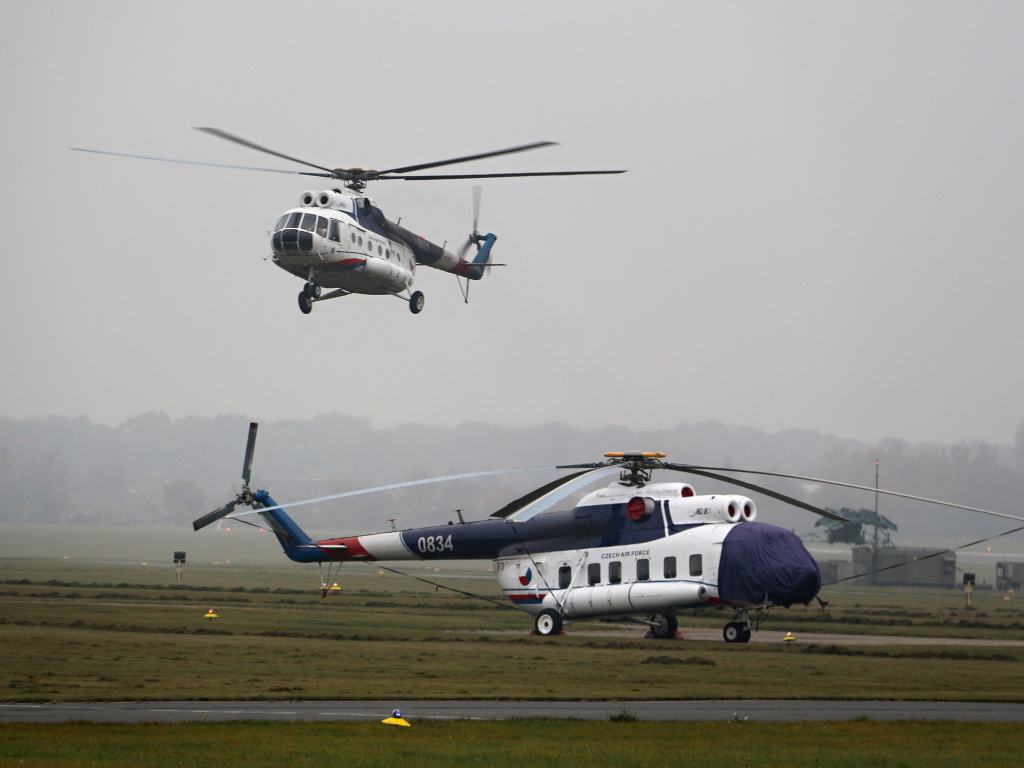 Ještě okamžik a Mi-8 naposledy přistane a tím uzavře svoji letovou kariéru