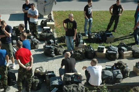 Po dvou letech nastupuje k armádě 157 nováčků