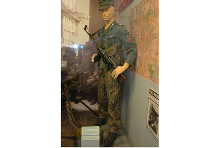 Kalhoty maskovacího stejnokroje pro SS zvaného „hrachy“, ze kterého vzešel i moderní maskovací stejnokroj pro Bundeswehr a dánskou armádu