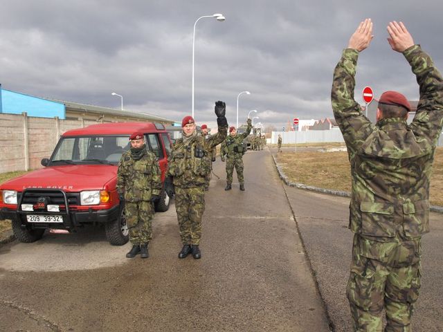 Kapitán Zbyněk Mitáš velí vojákům: Pozor! Nasedat!