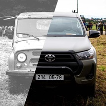 Koláž terénních automobilů UAZ 469 a Toyota Hilux
