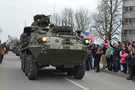 Příslušníci ozbrojených sil USA právě projíždějí přes území České republiky