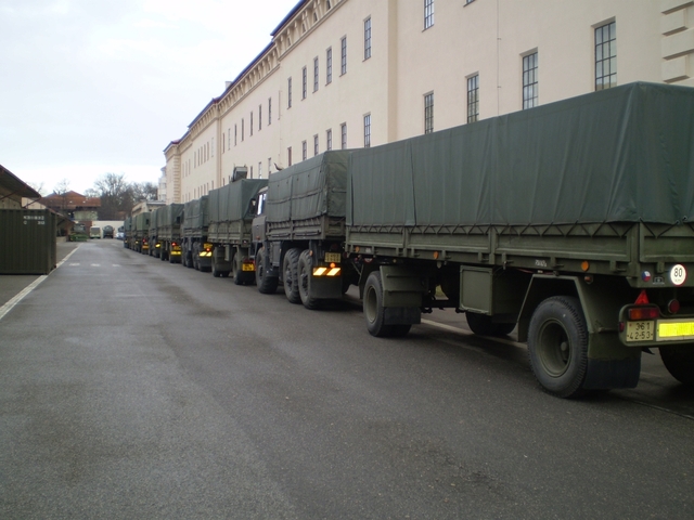 Kolona vozidel 14. plogp stojí před Centrem zabezpečení majetkem týlových služeb Brno. Je připravená k přepravě určených zásob materiálu.
