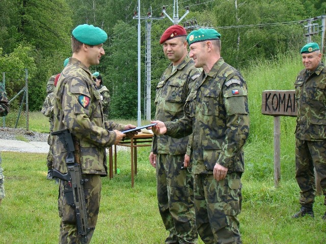 Zástupce velitele Ve-VA Vyškov plukovník Rudolf Honzák předává při slavnostním vyřazení certifikát příslušníku 72.mpr Přáslavice.