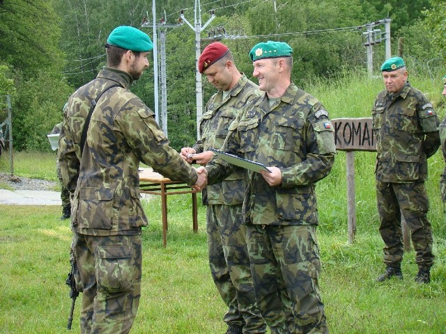 Zástupce velitele Ve-VA Vyškov plukovník Rudolf Honzák předává při slavnostním vyřazení certifikát příslušníku 72.mpr Přáslavice.