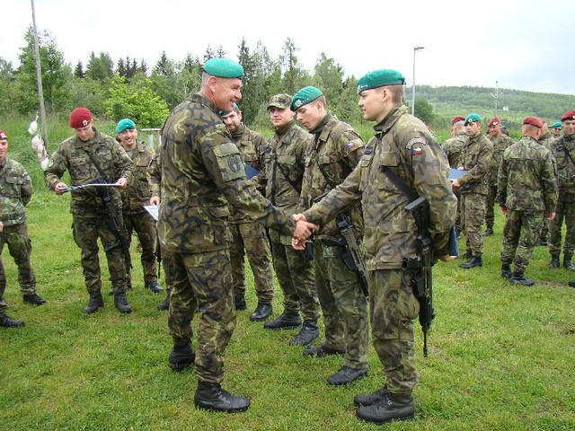 Velitel 7. mechanizované brigády plukovník Josef Kopecký blahopřeje vojákům, kteří v kurzu Komando hájili barvy brigády a úspěšně vybojovali pomyslné zlaté medaile.