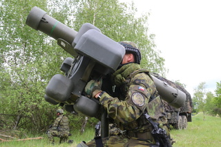  Operátor protiletadlového kompletu RBS-70 při zachytávání cílů.