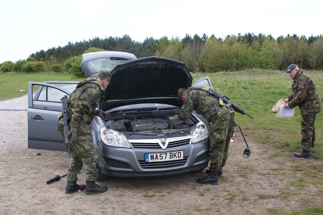 Kontrola se nesmí zanedbat, ve vozidle by mohla být výbušnina